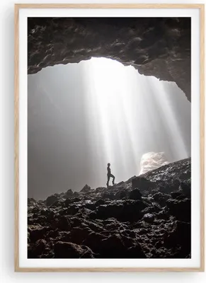 Produktbild von Gerahmtes Poster - Rahmen in heller Eiche - Höhle Morgendämmerung Frau - 70x100 cm - Wand Bild - Wanddeko - Wandbilder - Kunstposter - Wandposter - Bilderrahmen - Bilder - P2NPA70x100-4468