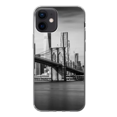 Produktbild von MuchoWow® Handyhülle Schutzhülle Hülle für iPhone 12 Architektur - New York - Brooklyn Bridge - Wasser - Schwarz und weiß Silikon Softcase Handy Hülle - Schutzhülle