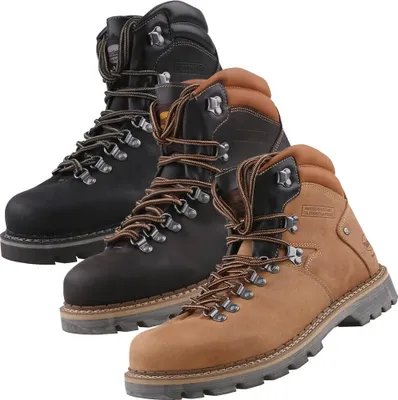 Auf dem Bild ist ein brauner Stiefel abgebildet der von der Seite betrachtet wird. Der Stiefel hat eine elegante Form und ist mit einer leicht strukturierten Oberfläche versehen.