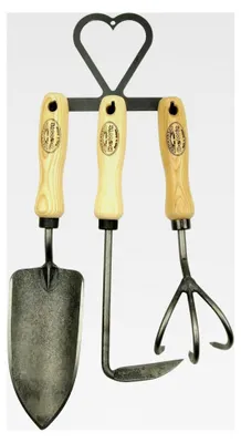 Produktbild von Gartenwerkzeug-Set 4-teilig: geschmiedete Blumenkelle, Unkraut-Jäter, Blumenkralle & Werkzeug-Hacke in Herzform