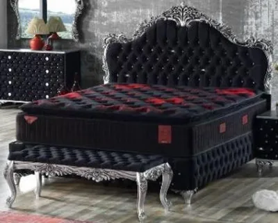 Produktbild von Casa Padrino Barock Doppelbett Schwarz / Silber - Prunkvolles Samt Bett mit Glitzersteinen und Matratze - Komplett Set