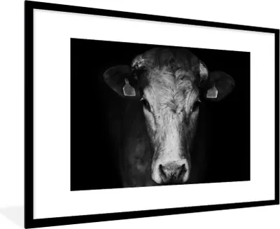 Produktbild von MuchoWow® Gerahmtes Poster Tiere - Kuh - Schwarz - Weiß - Kuhkopf 90x60 cm - Poster mit Schwarzem Bilderrahmen Wandposter Rahmen Foto Bilder - Wanddekoration - Fotos