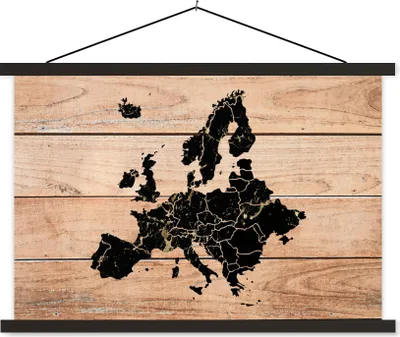 Produktbild von MuchoWow® Textilposter Karte - Europa - Holz 90x60 cm mit schwarzem Rahmen - Aufhängungssatz