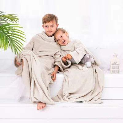 Produktbild von Kuscheldecke für Kinder 90x105 cm 100 % Polyester (Microfaser) mit Ärmeln creme