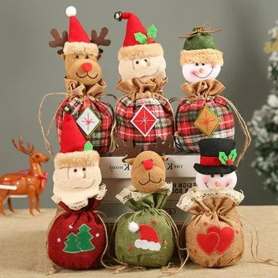 Image de Cadeaux de Noël dans des pochettes en laine - Lot de 6 pochettes cadeaux pour Noël