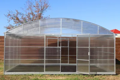 Immagine prodotto di Serra di dimensioni 5,5 x 12 metri, realizzata con pannelli in policarbonato da 10 mm, prodotta da Garten Dream