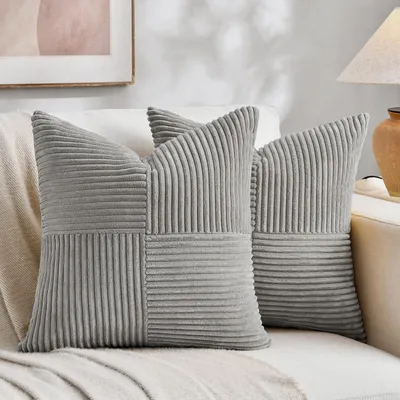 Produktbild von Set mit 2 hellgrauen Cord-Kissenbezügen (65 x 65 cm). Weiche, moderne Dekokissenbezüge für Sofa, Schlafzimmer, Wohnzimmer und Bett.