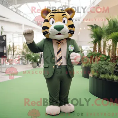 Produktbild von Maskottchenfigur REDBROKOLY eines olivgrünen Tigers mit Anzugjacke und Ringen