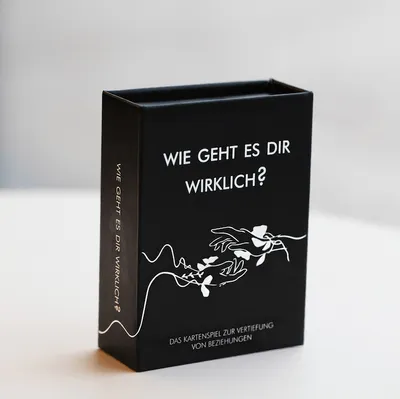 Spielkarten mit Fragen, die zum Nachdenken anregen und Verbindung schaffen