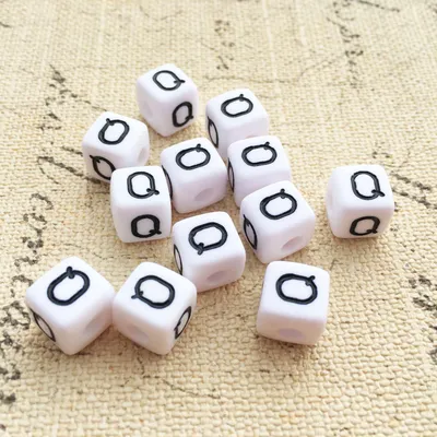 Produktbild von Buchstaben Perlen, 30 Stück, 6x6 mm, weiß mit schwarz, eckig, Buchstabe Q