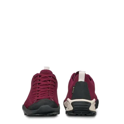 Mojito GTX Lifestyle Schuhe von Scarpa in Bordeauxrot mit schwarzer Sohle; Rückansicht.