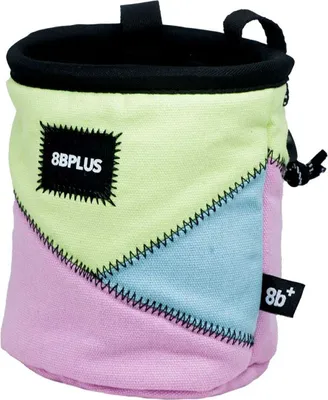 Chalkbag Probag von 8b+; in bunten Farben mit einem geometrischen Design und einem schwarzen oberen Rand.