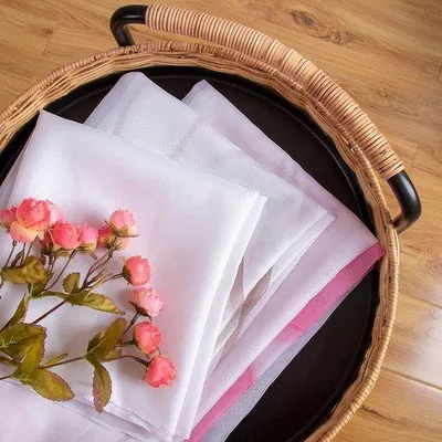 Immagine prodotto di Set di 2 tende Unyqoos®, pronto da appendere – motivo floreale, passanti superiori, larghezza 150 cm, ideale per soggiorno e camera da letto