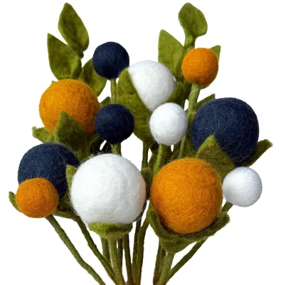 Image de Un bouquet de 12 fleurs en feutre et 2 branches, idéal pour une décoration durable