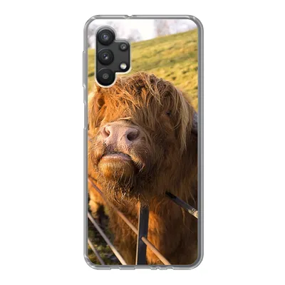 Produktbild von MuchoWow® Handyhülle Schutzhülle Hülle für Samsung Galaxy A32 5G Scottish Highlander - Zaun - Gras Silikon Softcase Handy Hülle - Softcase
