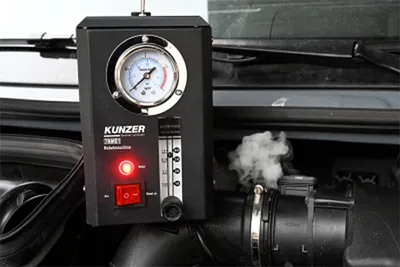 Produktbild von Kunzer Professionelle Rauchmaschine KFZ Lecksuche, 14-teilig, 2.5 kg, 12V DC, stufenlos einstellbare Rauchintensität, 20-30ml/min Rauchleistung, 15-20 min Anwendungsdauer, 10-20 min Abkühlzeit, inkl. Rauchöl & Adapter