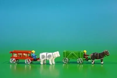 Produktbild von Miniaturen Kastenwagen und Leiterwagen mit Kutscher BxH 9x3,5cm NEU