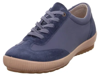 Imagen del producto de Zapatilla deportiva ligera, confeccionada en cuero suave