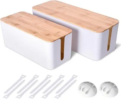 Produktbild von Zweischichtige große Kabelbeutelhülle — Kabelorganizer und Abdeckplatte aus Holzoptik, für Fernsehkabels, Computer, Router, USB-Hubs und Steckdosen unter dem Schreibtisch — mit Kindersicherung und Tierhalter (weiß)