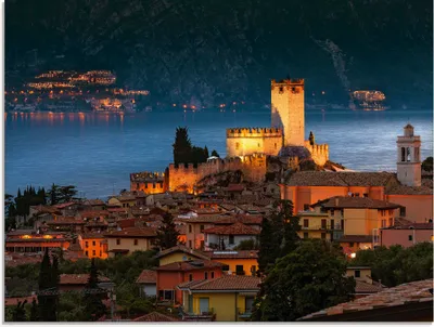 Produktbild von ARTland Glasbild Über den Dächern von Malcesine Größe: 80x60 cm