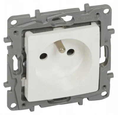Produktbild von Legrand NILOE Einzelsteckdose Schutzkontakt weiß 16A 250V