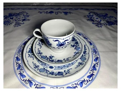 Produktbild von Henneberg Porzellan Zwiebelmuster Tasse, Untertasse und Kuchenteller