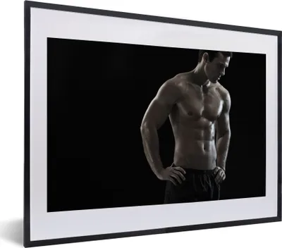 Produktbild von MuchoWow® MuchoWow® Gerahmtes Poster Porträt eines muskulösen Mannes 40x30 cm - Poster mit zchwarzem Bilderrahmen - Bilderrahmen - Poster im Rahmen