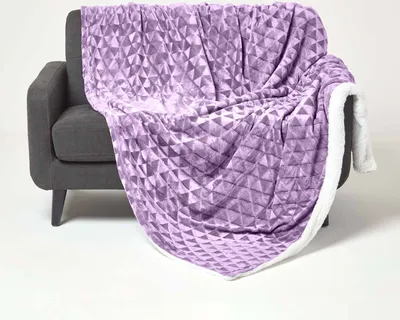 Produktbild von HOMESCAPES Kuschelige Samtdecke mit Dreiecksmuster - Sherpa-Decke lavendel-lila, 130 x 160 cm
