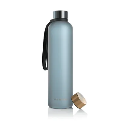 Produktbild von LARS NYSØM Trinkflasche 1l | Ultraleichte Tritan Sport Flasche, Kohlensäure geeignet | Ideal für Sport, Büro, Yoga | 2 Deckel inkludiert 1000ml Baby Blue - Gold