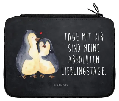 Produktbild von Mr. & Mrs. Panda Federmäppchen Pinguin umarmen - Kreidetafel - Geschenk, Hochzeitstag, Mäppchen, Etui, Liebe, Verlobung, Umarmung, Schuletui, Hochzeit, Federmappe