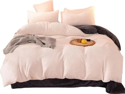 Hellrosa und dunkelgraues texturiertes Fleece-Bettwäsche-Set mit Kissen, einer Kuscheldecke und einem kleinen Holztablett mit Tasse und Zitrone