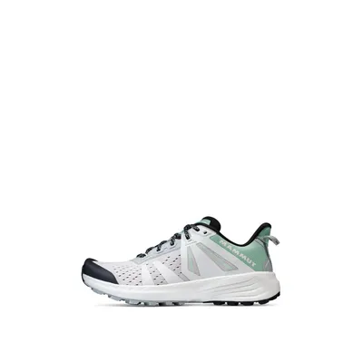 Trailrunning-Schuhe für Damen; Modell "Saentis TR Low" von Mammut; in Weiß mit grünen Akzenten.