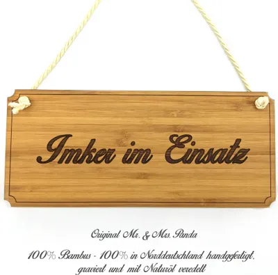 Produktbild von Mr. & Mrs. Panda Schild Imker im Einsatz - Geschenk, Graviert, Landhaus, Geschenkidee, Shabby, Holzschild, Türschild, Infotafel, Holz, Wegweiser