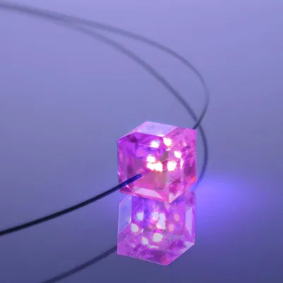Produktbild von sompex-trendpoint Leuchtende Halskette LED Kristall Cube pink mit Swarovski®- Elements