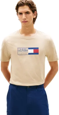Obrázek produktu pro Pánské tričko Tommy Hilfiger s krátkým rukávem, béžové barvy, s potiskem "Brand Love" a textovým polem, vyrobené z bavlny