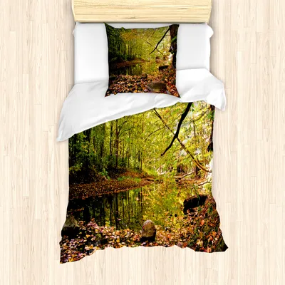 Produktbild von ABAKUHAUS Landschaft Mantele, Pine River im Herbst, Milbensicher Allergiker geeignet mit Kissenbezügen, 135 cm x 200 cm - 80 x 80 cm, Grün, Gelb, Zimt