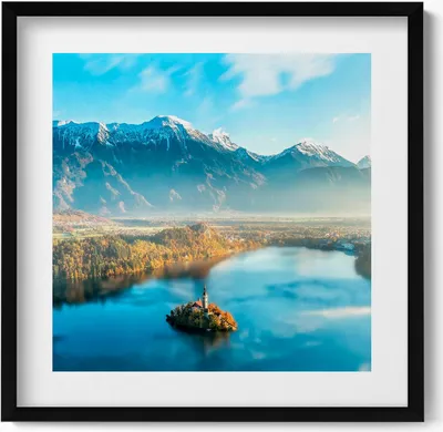 Produktbild von Gebäude an einem See in den Bergen– Wandbild mit Rahmen – Gerahmtes Bild  – Wanddekoration – 50x50 cm –  Schwarz Rahmen