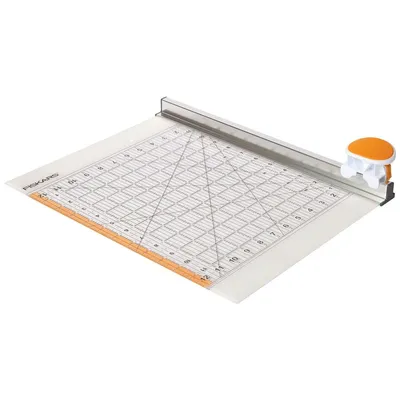 Zdjęcie produktu dla Fiskars | Obcinak obrotowy i linijka 30,5x30,5cm 45mm