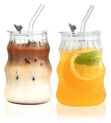 Immagine prodotto di Set di 2 bicchieri per latte macchiato, capacità 530 ml, con coperchio e cannucce, ideali anche per frappè, long drink e smoothie, realizzati in vetro borosilicato