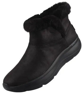 Der schwarze Stiefel ist von der linken Seite zu sehen. Er hat eine glatte Oberfläche und eine Schnürung.
