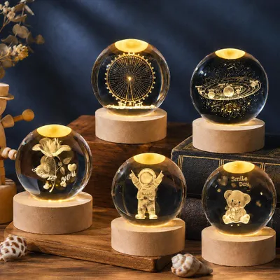 Produktbild von 3D Kristallkugel Nachtlicht LED mit Holzsockel USB Warmweiß, Glas Gravur Projektionslampe Tischleuchte, Geschenk für Geburtstag Muttertag Weihnachten