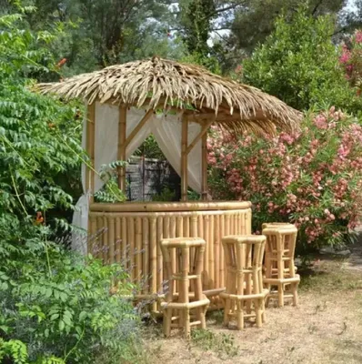 Produktbild von Casa Padrino Luxus Bambus Gartenbar Set Naturfarben 200 x 100 x H. 270 cm - 1 Halbrunde Bambus Cocktailbar & 4 Bambus Barhocker - Garten Möbel - Bambus Möbel - Luxus Möbel