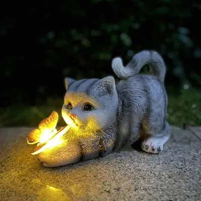 Produktbild von Katzen Dekofigur mit Solarlampe & Schmetterling – Außenbeleuchtung für Garten, Terrasse, Hof, wetterfeste Tierfigur