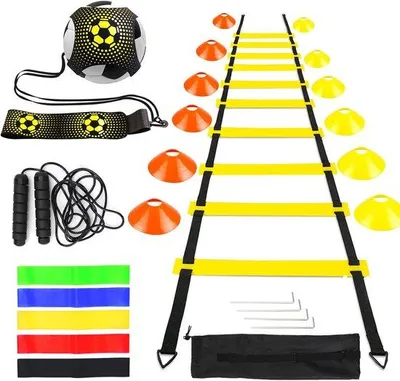 Produktbild von QuickShopping - Fußball Trainingsset mit 6m Koordinationsleiter, 12 Fußballkegel, Sprungseil, Fußballtrainer, 5 Widerstandsreifen - Fußballzubehör für
