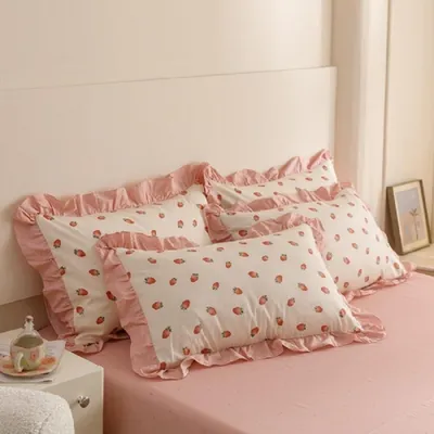 Obrázok produktu pre Sada dvoch obliečok na vankúše, 40 x 80 cm, ružové s motívom jahôd a volánmi, jednofarebné, vyrobené z jemnej mikrovlákna, obliečka na vankúš, 40 x 80 cm, dvojbalenie