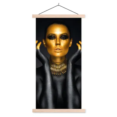 Produktbild von MuchoWow® Textilposter Frau - Porträt - Gold - Luxus - Schwarz 60x120 cm mit holzfarbenen Rahmen - Holz