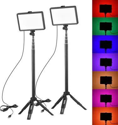 Produktbild von Andoer Tragbares RGB-Videolicht-Kit mit 2 * LED-Videolicht 7 Farben Beleuchtung 3200 K-5600 K 10 Helligkeitsstufen USB-betrieben + 2 * Ausziehbares Stativ Max. 148 cm / 58 Zoll Hoehe fuer Videokonferenz Live-Streaming Online-Unterricht