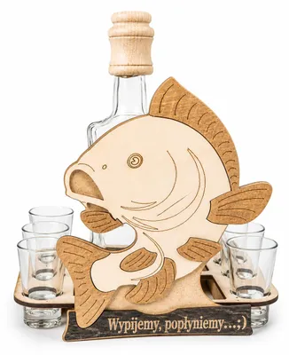 Produktbild von Geschenk für Angler – Karaffe mit 6 Schnapsgläsern und Holzständer in Fischform, 500 ml, KI-generiertes Bild