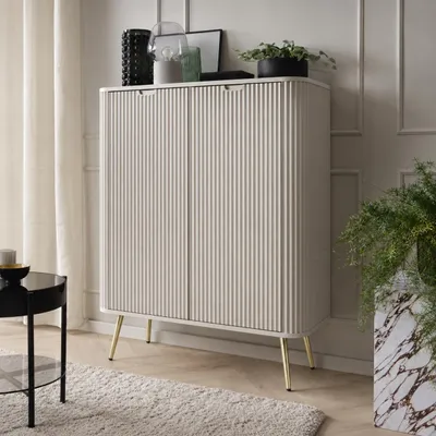 Produktbild von Hohe Kommode Porto 103 cm Cashmere Zweitürig mit Gerillten Fronten auf Goldenen Metallfüßen, KI-generiertes Bild