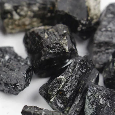 Produktbild von 100 g schwarzer natürlicher rauer Turmalin-Mineralstein, heilendes Schmuckzubehör
